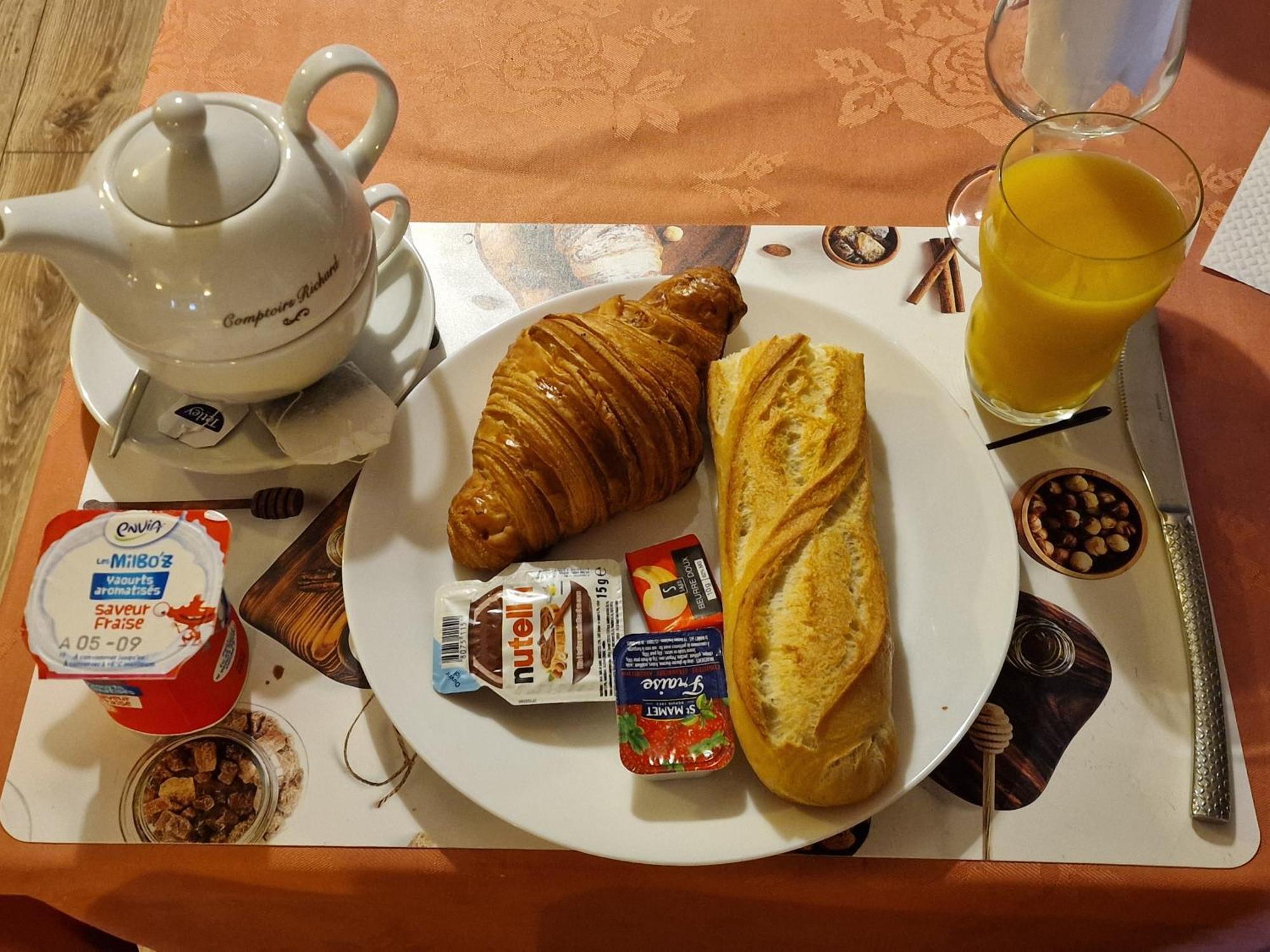 Aux Trois Rois 호텔 Pont-Sur-Yonne 외부 사진